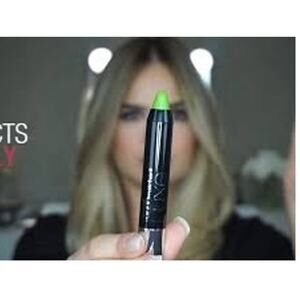 New Fran Wilson MOODmatcher Luxe Twist Stick in the color green Lipstick Pencil
